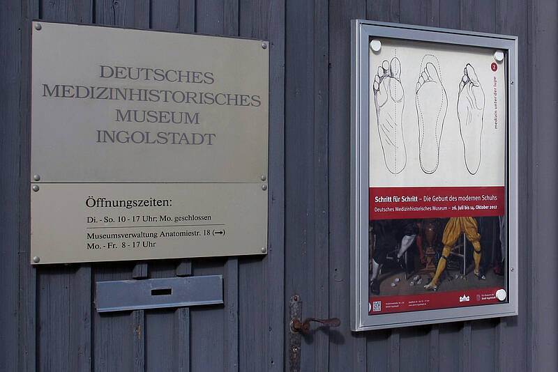 Deutsches Medizinhistorisches Museum, Plakat „Schritt für Schritt – Die Geburt des modernen Schuhs“