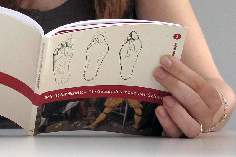 Deutsches Medizinhistorisches Museum, Katalogcover „Schritt für Schritt – Die Geburt des Modernen Schuhs“