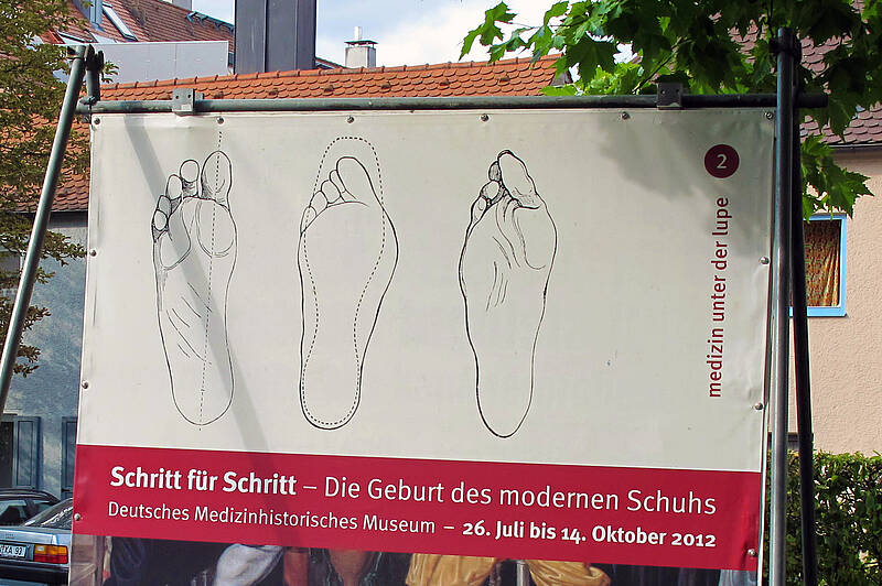 Deutsches Medizinhistorisches Museum, Spanntransparent „Schritt für Schritt – Die Geburt des modernen Schuhs“