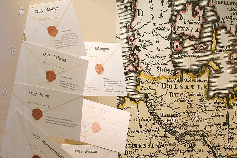 Ausstellung Homöopathie: Briefumschläge auf Landkarte